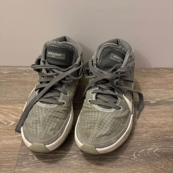 Basketball shoes - Picture 1 of 3